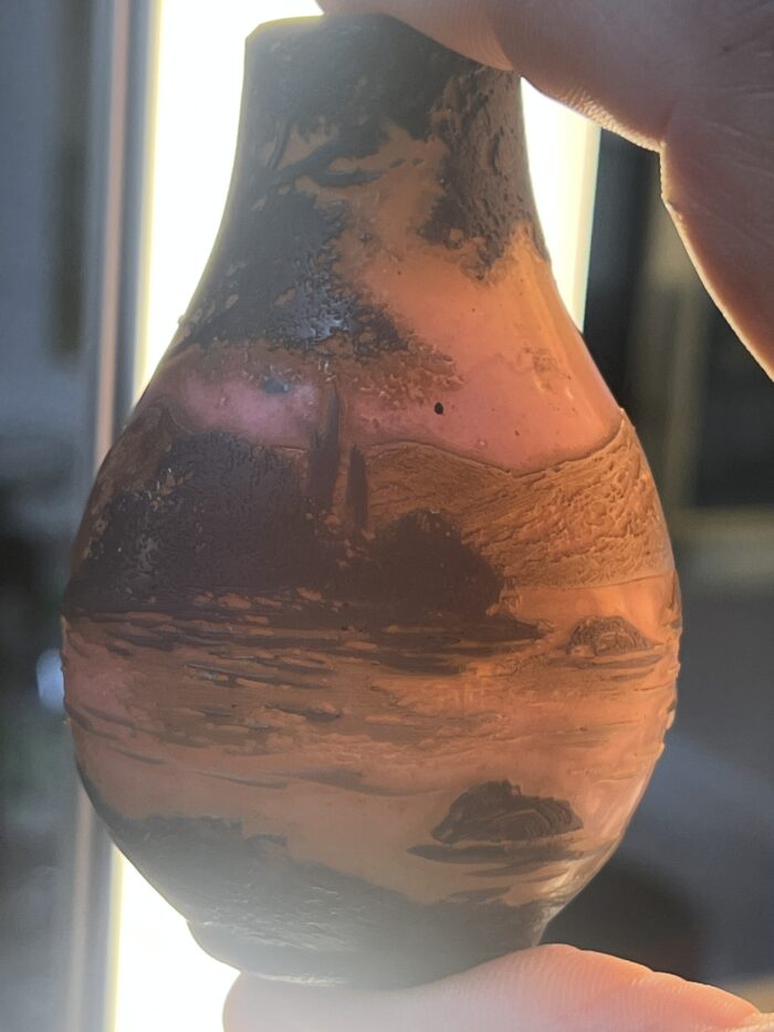 Vase miniature en verre multicouche dégagé à l'acide signé de Devez, à décor lacustre