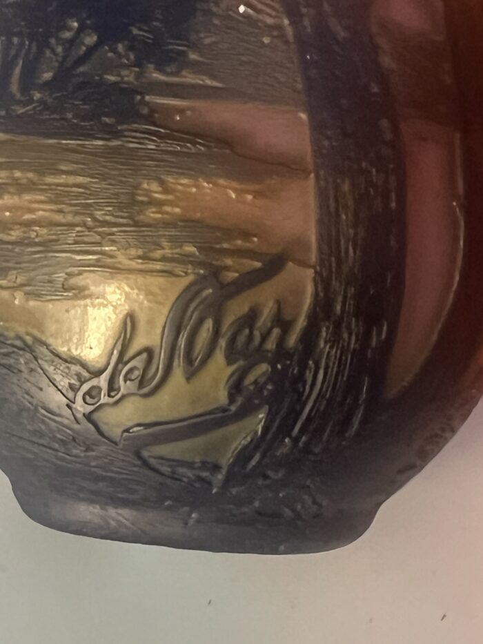 Vase miniature en verre multicouche dégagé à l'acide signé de Devez, à décor lacustre