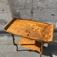 Table à thé à deux plateaux en bois de placage d'époque art Nouveau, signé Emile Gallé