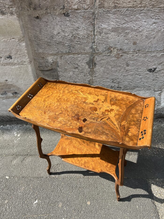 Table à thé à deux plateaux en bois de placage d'époque art Nouveau, signé Emile Gallé