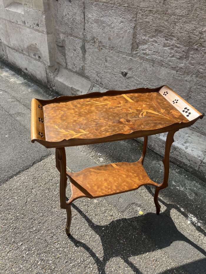 Table à thé à deux plateaux en bois de placage d'époque art Nouveau, signé Emile Gallé
