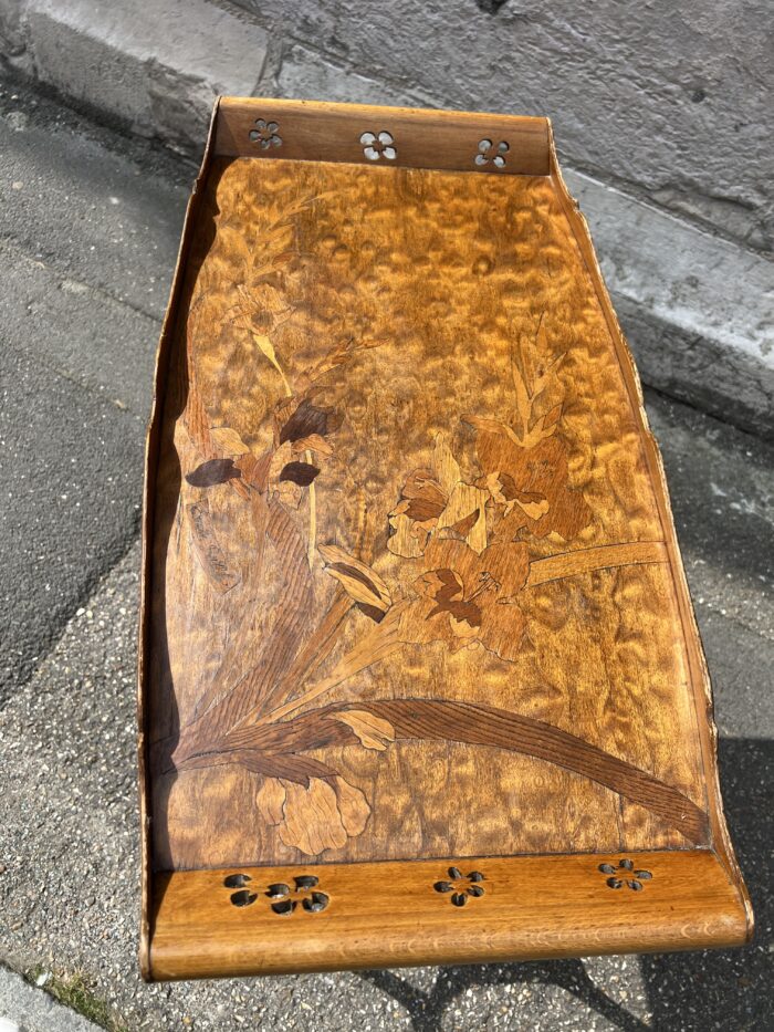 Table à thé à deux plateaux en bois de placage d'époque art Nouveau, signé Emile Gallé
