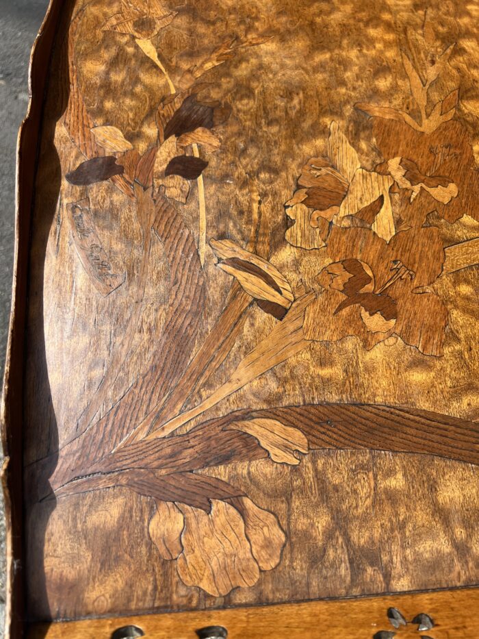 Table à thé à deux plateaux en bois de placage d'époque art Nouveau, signé Emile Gallé