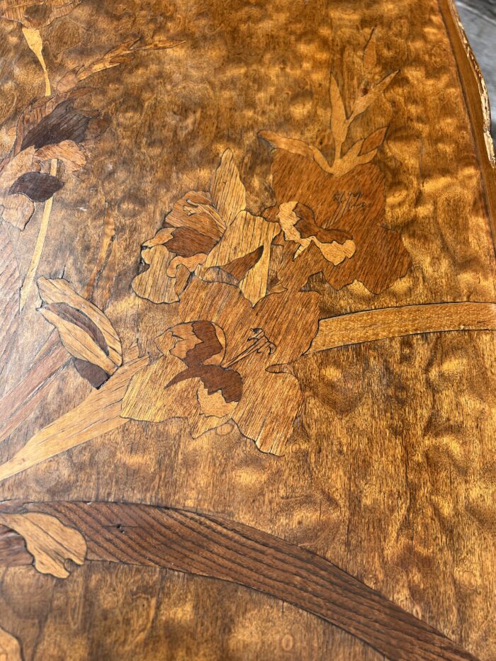 Table à thé à deux plateaux en bois de placage d'époque art Nouveau, signé Emile Gallé