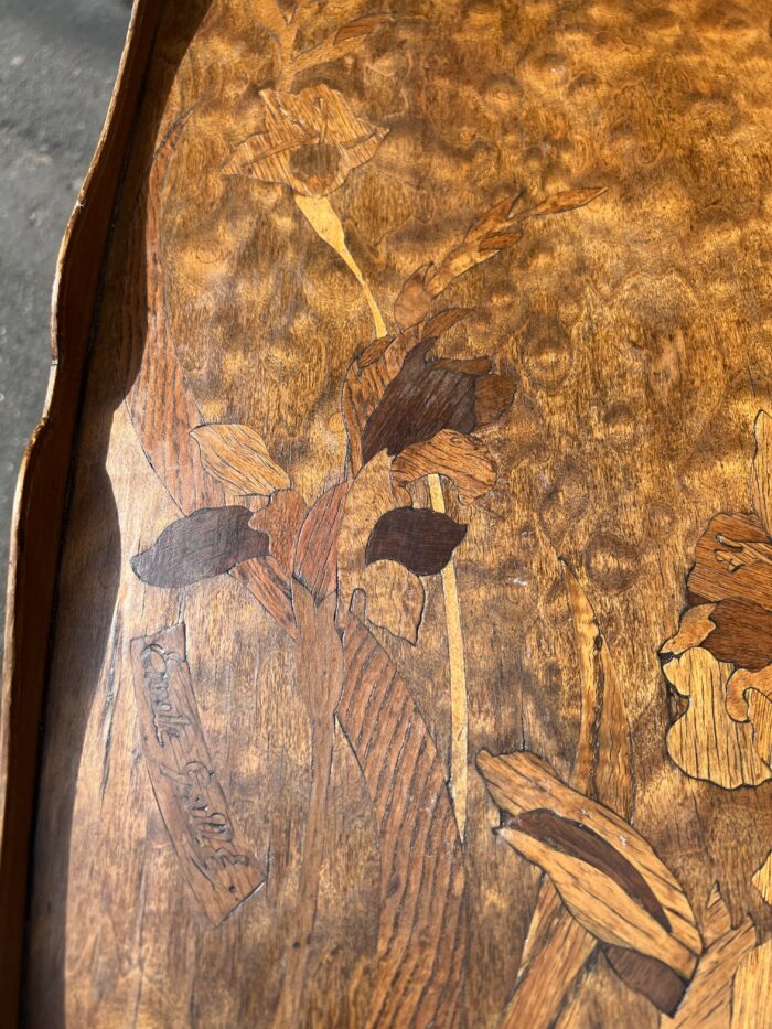 Table à thé à deux plateaux en bois de placage d'époque art Nouveau, signé Emile Gallé