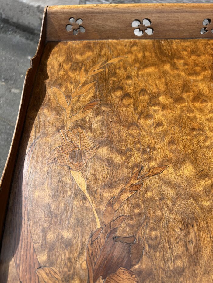 Table à thé à deux plateaux en bois de placage d'époque art Nouveau, signé Emile Gallé