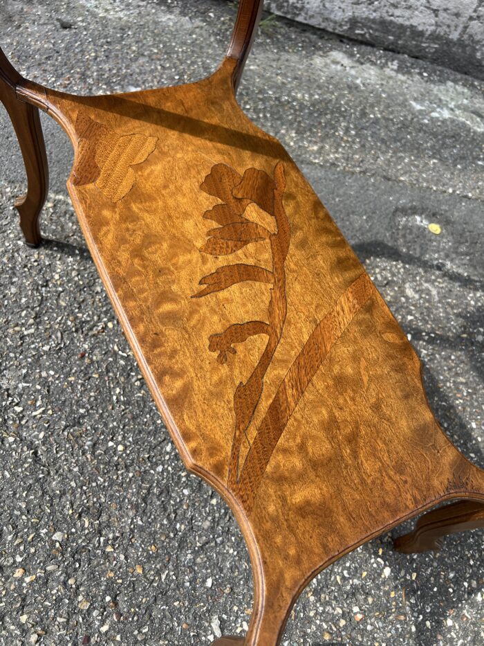 Table à thé à deux plateaux en bois de placage d'époque art Nouveau, signé Emile Gallé