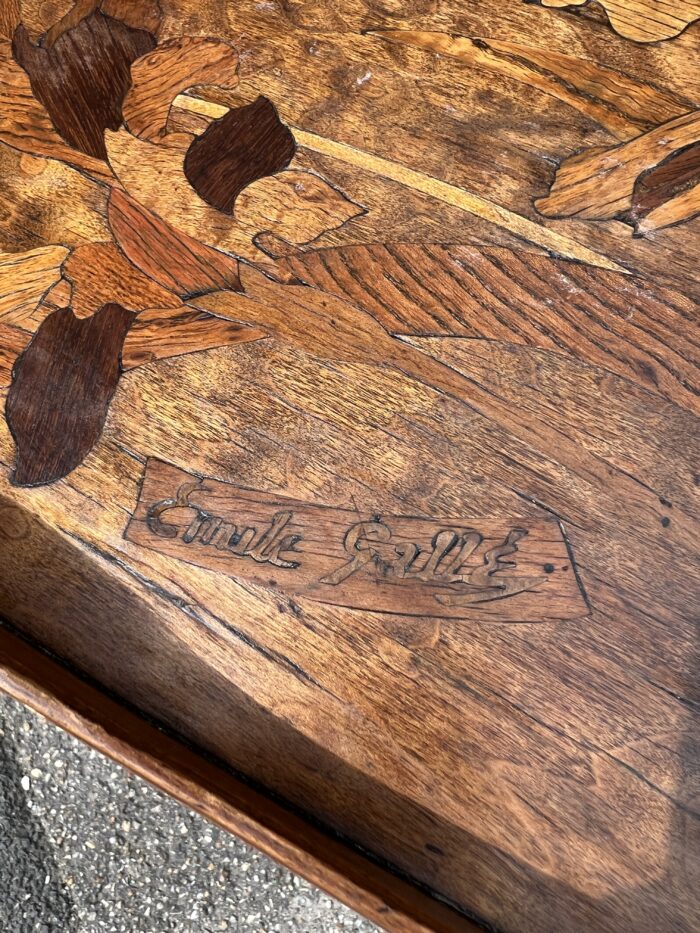 Table à thé à deux plateaux en bois de placage d'époque art Nouveau, signé Emile Gallé