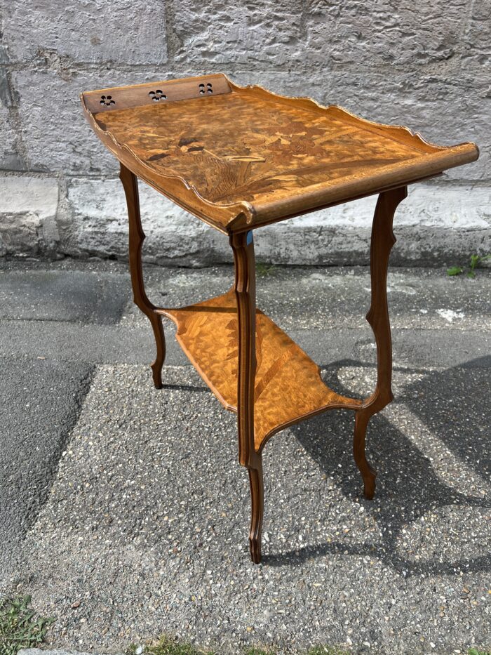 Table à thé à deux plateaux en bois de placage d'époque art Nouveau, signé Emile Gallé
