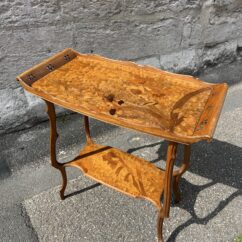 Table à thé à deux plateaux en bois de placage d'époque art Nouveau, signé Émile Gallé