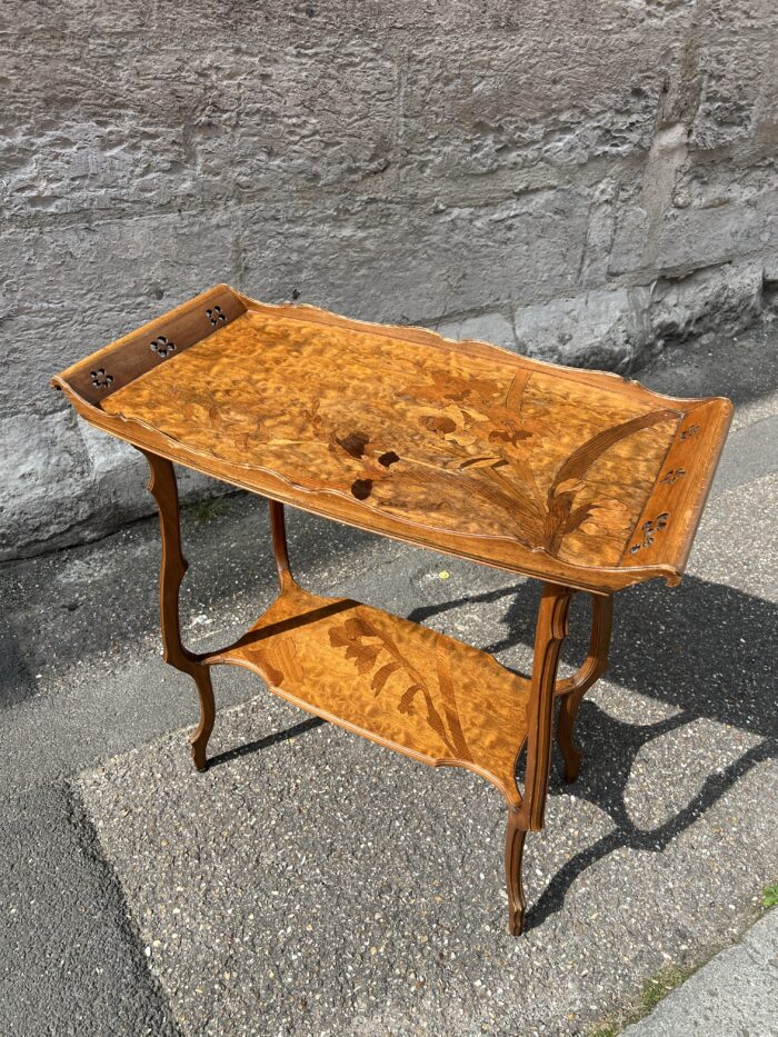 Table à thé à deux plateaux en bois de placage d'époque art Nouveau, signé Émile Gallé