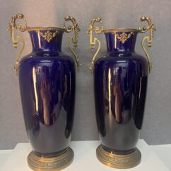 Paire de vases en porcelaine de Sèvres bleu colbat et monture en bronze sculpté et ciselé