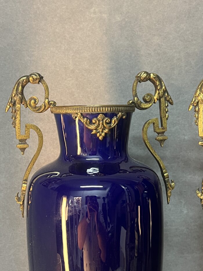 Paire de vases en porcelaine de Sèvres bleu colbat et monture en bronze sculpté et ciselé
