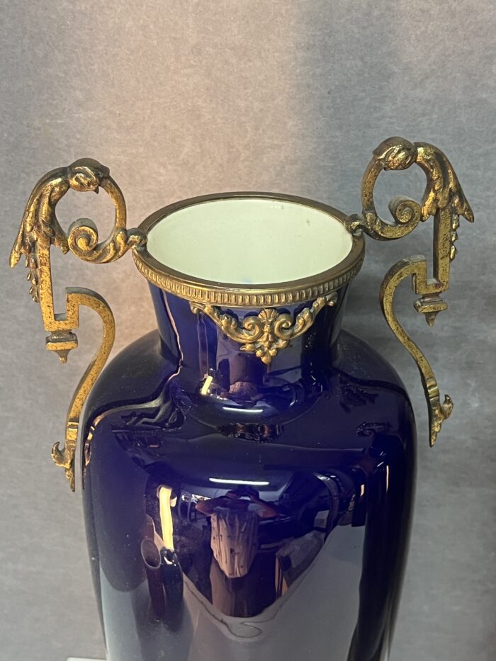 Paire de vases en porcelaine de Sèvres bleu colbat et monture en bronze sculpté et ciselé