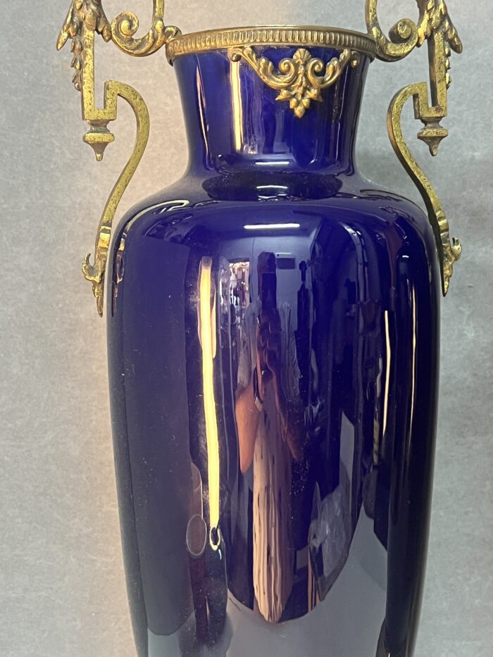 Paire de vases en porcelaine de Sèvres bleu colbat et monture en bronze sculpté et ciselé