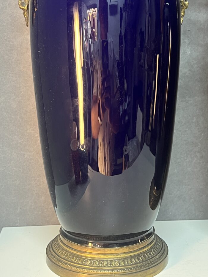 Paire de vases en porcelaine de Sèvres bleu colbat et monture en bronze sculpté et ciselé