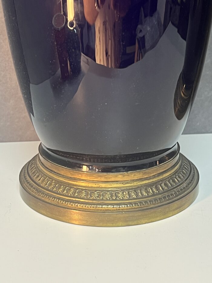 Paire de vases en porcelaine de Sèvres bleu colbat et monture en bronze sculpté et ciselé