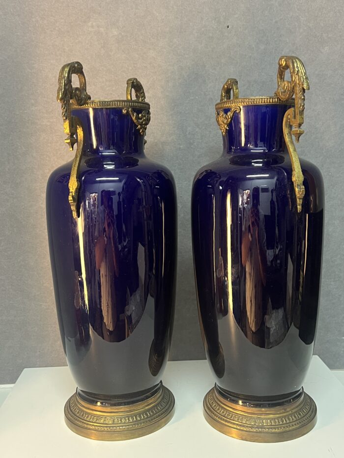 Paire de vases en porcelaine de Sèvres bleu colbat et monture en bronze sculpté et ciselé