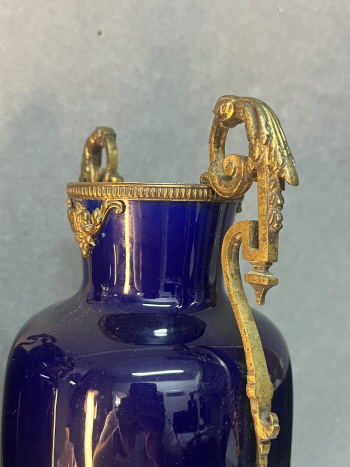 Paire de vases en porcelaine de Sèvres bleu colbat et monture en bronze sculpté et ciselé