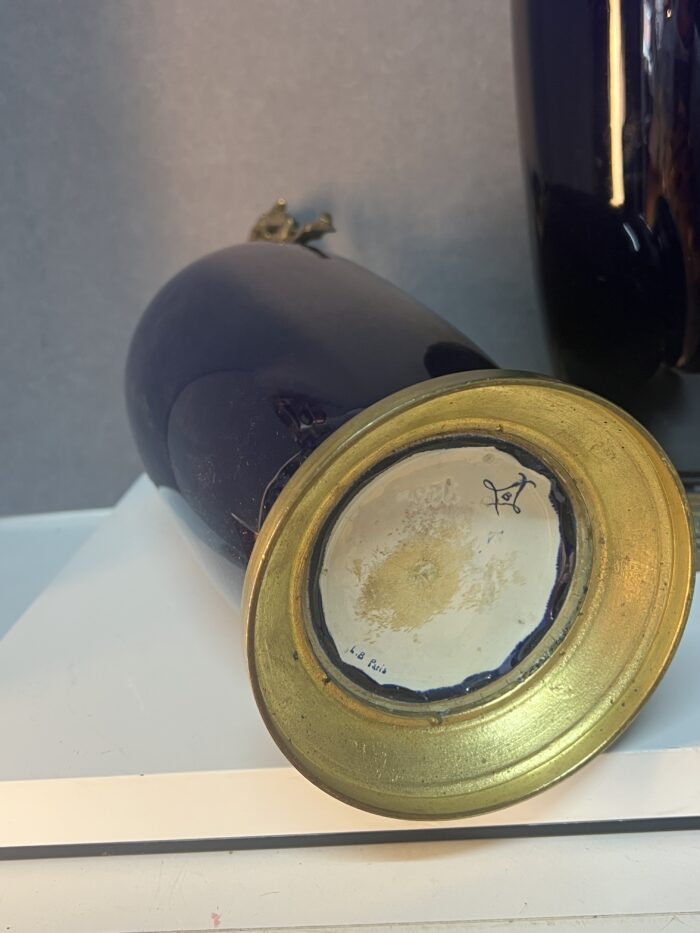 Paire de vases en porcelaine de Sèvres bleu colbat et monture en bronze sculpté et ciselé