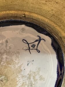 Paire de vases en porcelaine de Sèvres bleu colbat et monture en bronze sculpté et ciselé