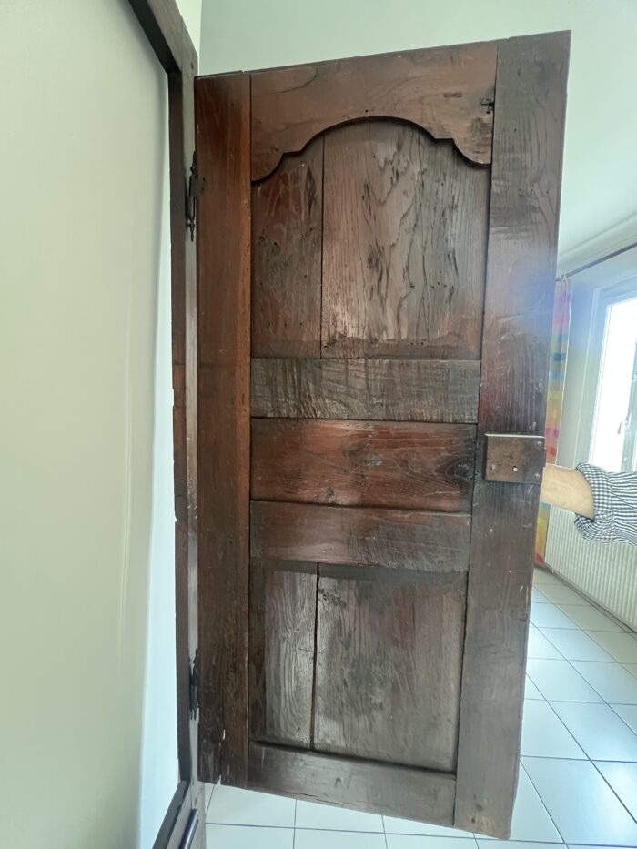 Bel ensemble de portes de placard en chêne massif du XIXe siècle