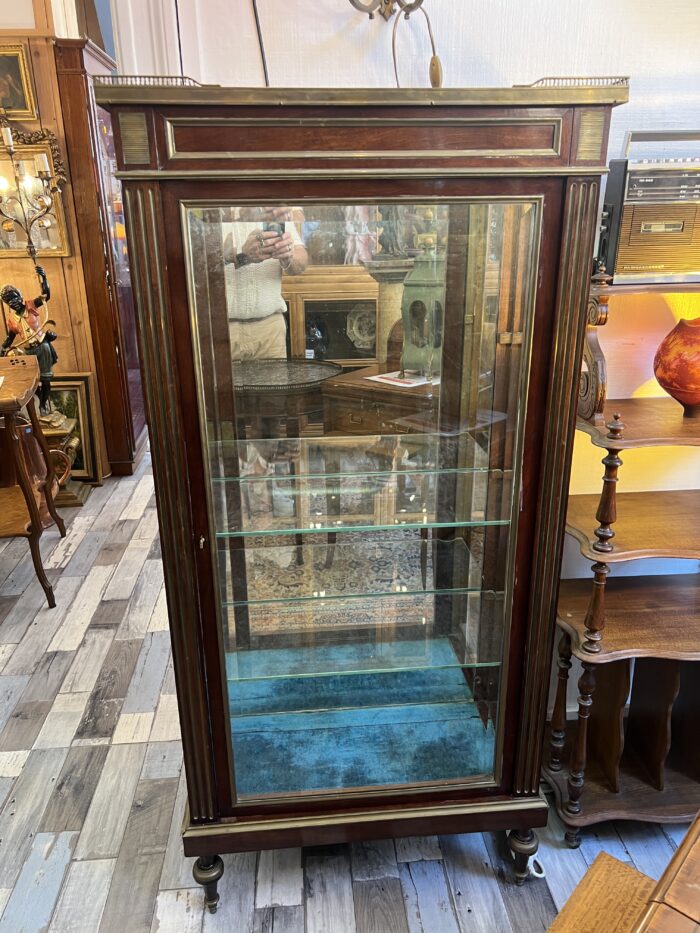 Vitrine de style Louis XVI en acajou et placage d'acajou, le dessus en marbre rouge à galerie