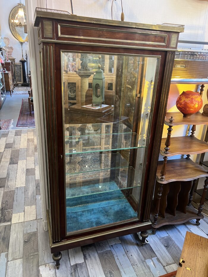 Vitrine de style Louis XVI en acajou et placage d'acajou, le dessus en marbre rouge à galerie
