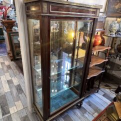 Vitrine de style Louis XVI en acajou et placage d'acajou, le dessus en marbre rouge à galerie