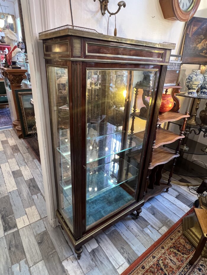 Vitrine de style Louis XVI en acajou et placage d'acajou, le dessus en marbre rouge à galerie
