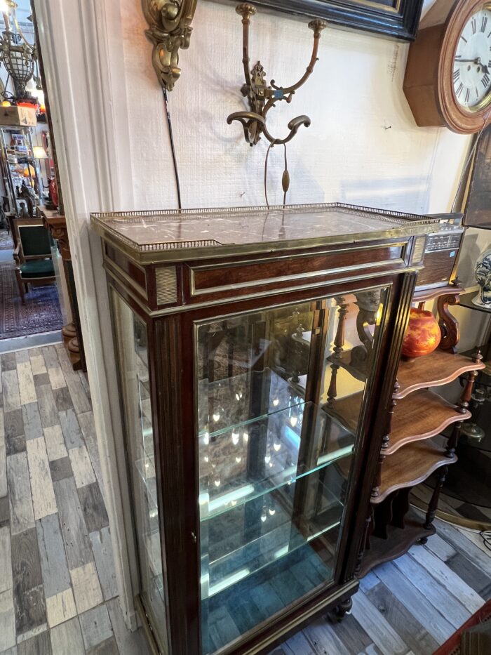 Vitrine de style Louis XVI en acajou et placage d'acajou, le dessus en marbre rouge à galerie