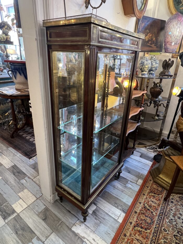 Vitrine de style Louis XVI en acajou et placage d'acajou, le dessus en marbre rouge à galerie