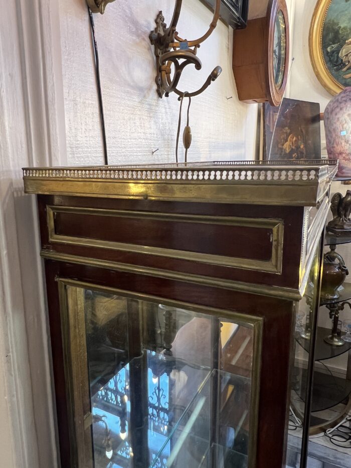 Vitrine de style Louis XVI en acajou et placage d'acajou, le dessus en marbre rouge à galerie