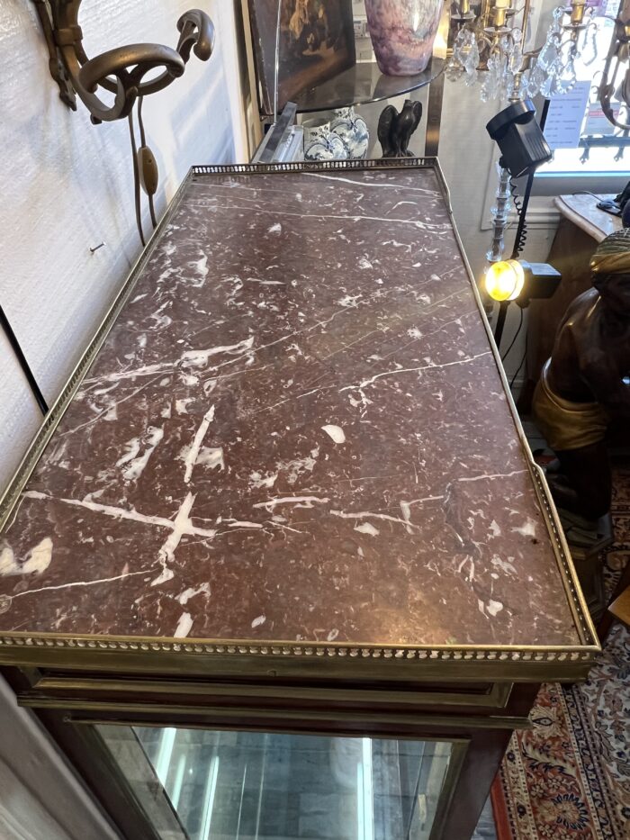 Vitrine de style Louis XVI en acajou et placage d'acajou, le dessus en marbre rouge à galerie
