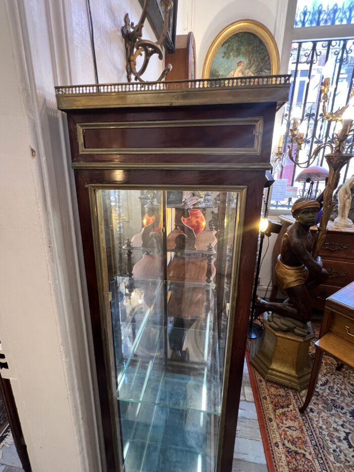 Vitrine de style Louis XVI en acajou et placage d'acajou, le dessus en marbre rouge à galerie