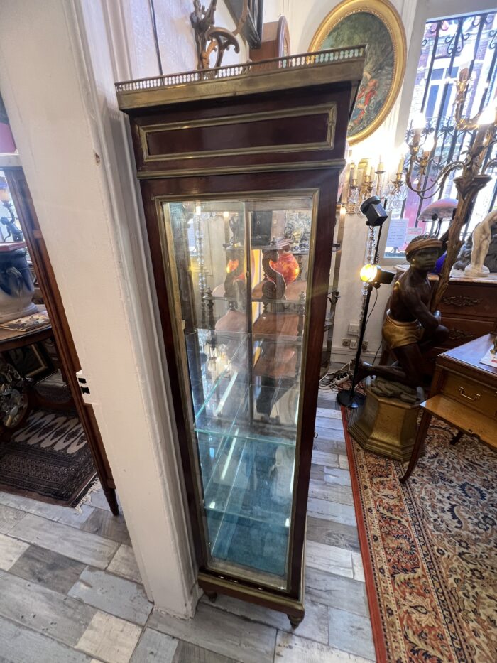 Vitrine de style Louis XVI en acajou et placage d'acajou, le dessus en marbre rouge à galerie