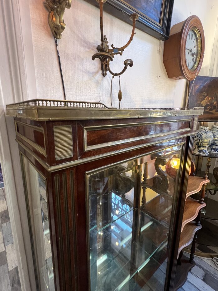 Vitrine de style Louis XVI en acajou et placage d'acajou, le dessus en marbre rouge à galerie