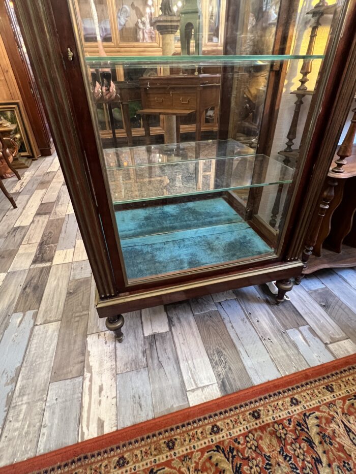 Vitrine de style Louis XVI en acajou et placage d'acajou, le dessus en marbre rouge à galerie