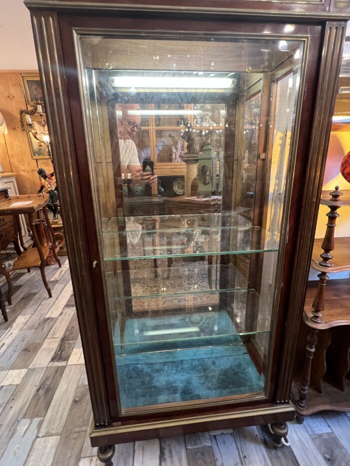Vitrine de style Louis XVI en acajou et placage d'acajou, le dessus en marbre rouge à galerie