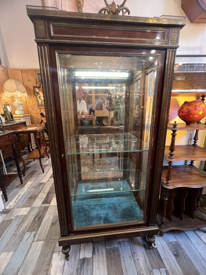 Vitrine de style Louis XVI en acajou et placage d'acajou, le dessus en marbre rouge à galerie