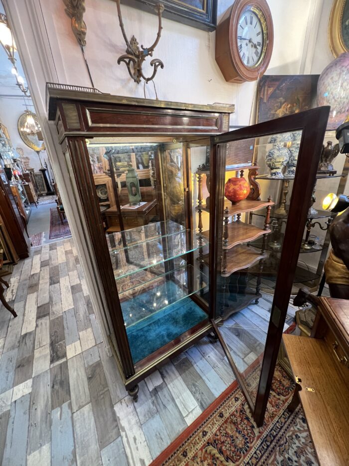 Vitrine de style Louis XVI en acajou et placage d'acajou, le dessus en marbre rouge à galerie