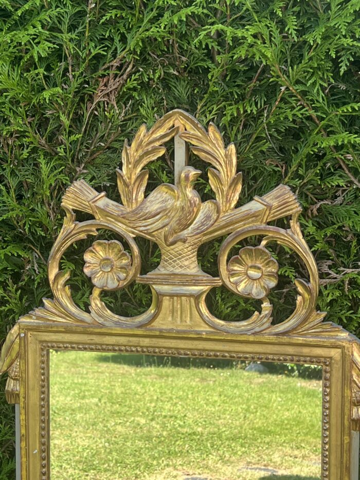 Très beau miroir de style Louis XVI en bois doré, fin du XIXe siècle