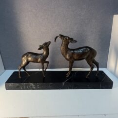 Sculpture signé de Guy DEBE, bronze représentant une biche et son faon, XXe siècle