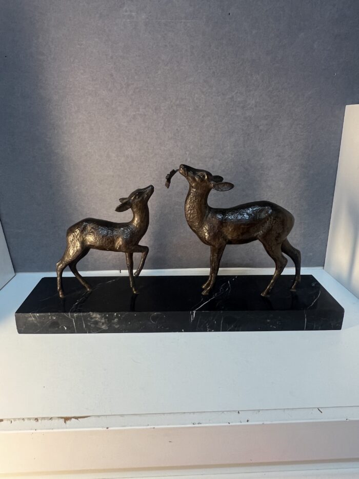 Sculpture signé de Guy DEBE, bronze représentant une biche et son faon, XXe siècle