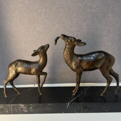 Sculpture signé de Guy DEBE, bronze représentant une biche et son faon, XXe siècle