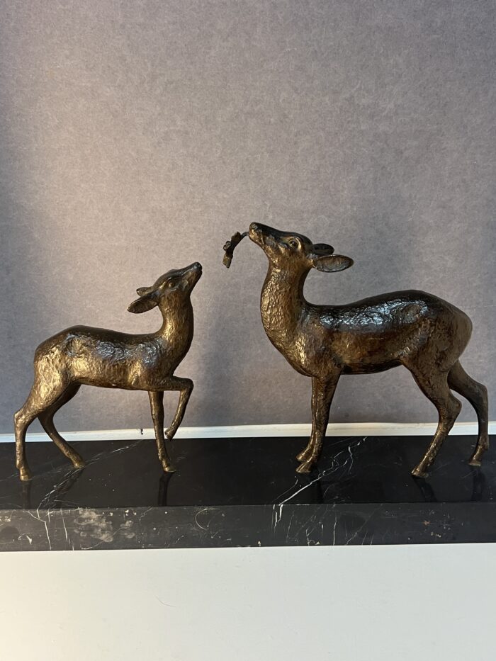 Sculpture signé de Guy DEBE, bronze représentant une biche et son faon, XXe siècle