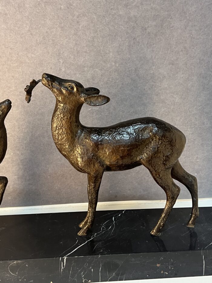 Sculpture signé de Guy DEBE, bronze représentant une biche et son faon, XXe siècle