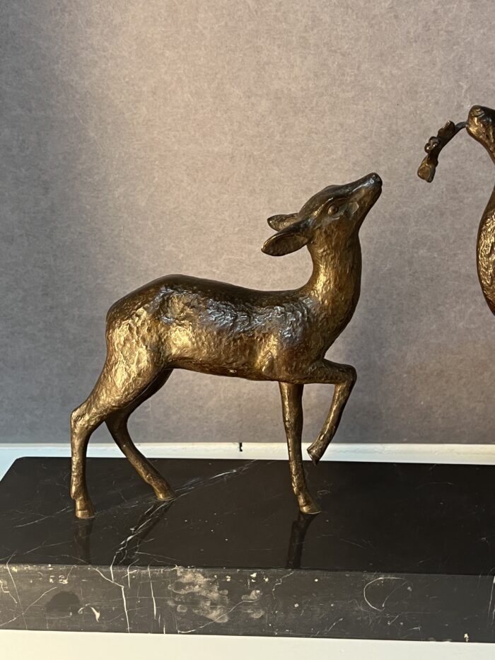 Sculpture signé de Guy DEBE, bronze représentant une biche et son faon, XXe siècle