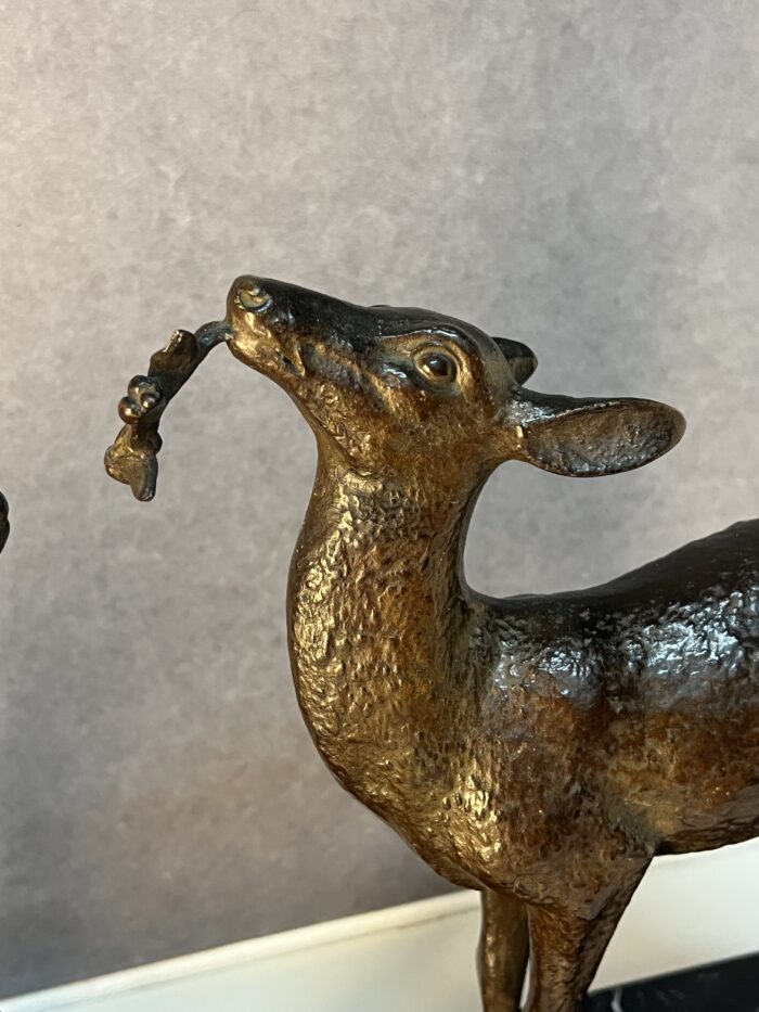 Sculpture signé de Guy DEBE, bronze représentant une biche et son faon, XXe siècle