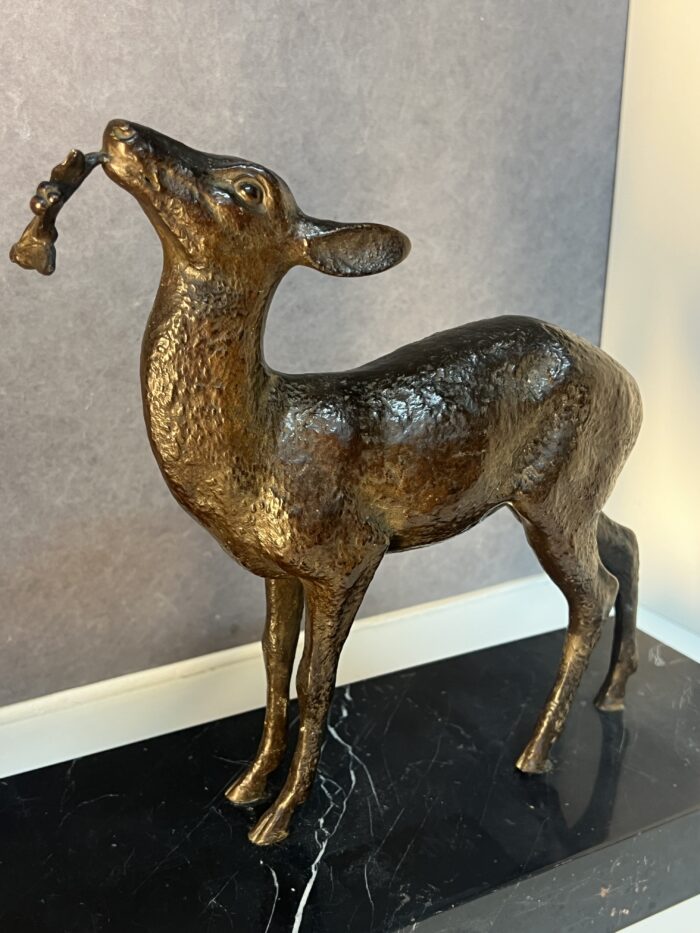 Sculpture signé de Guy DEBE, bronze représentant une biche et son faon, XXe siècle